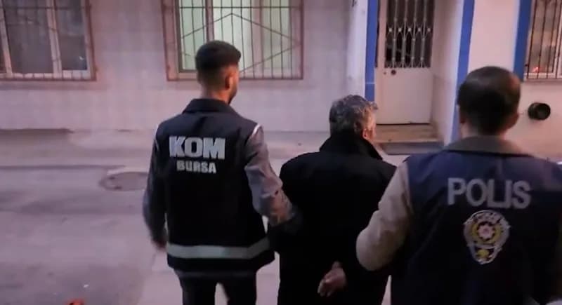 Bursa’da sağlık çalışanlarını ev sahibi yapma vaadiyle dolandıranlara yönelik operasyon sırasında polis ekipleri koopera
