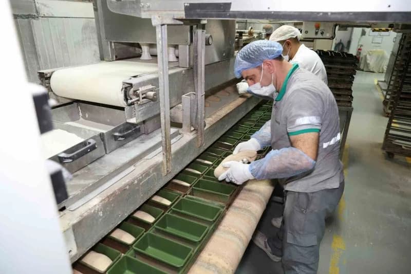 Büyükşehir Belediyesi'nin tohum, hasat ve mahsul alım desteği verdiği üreticiden aldığı siyez buğdayından ürettiği ekmek