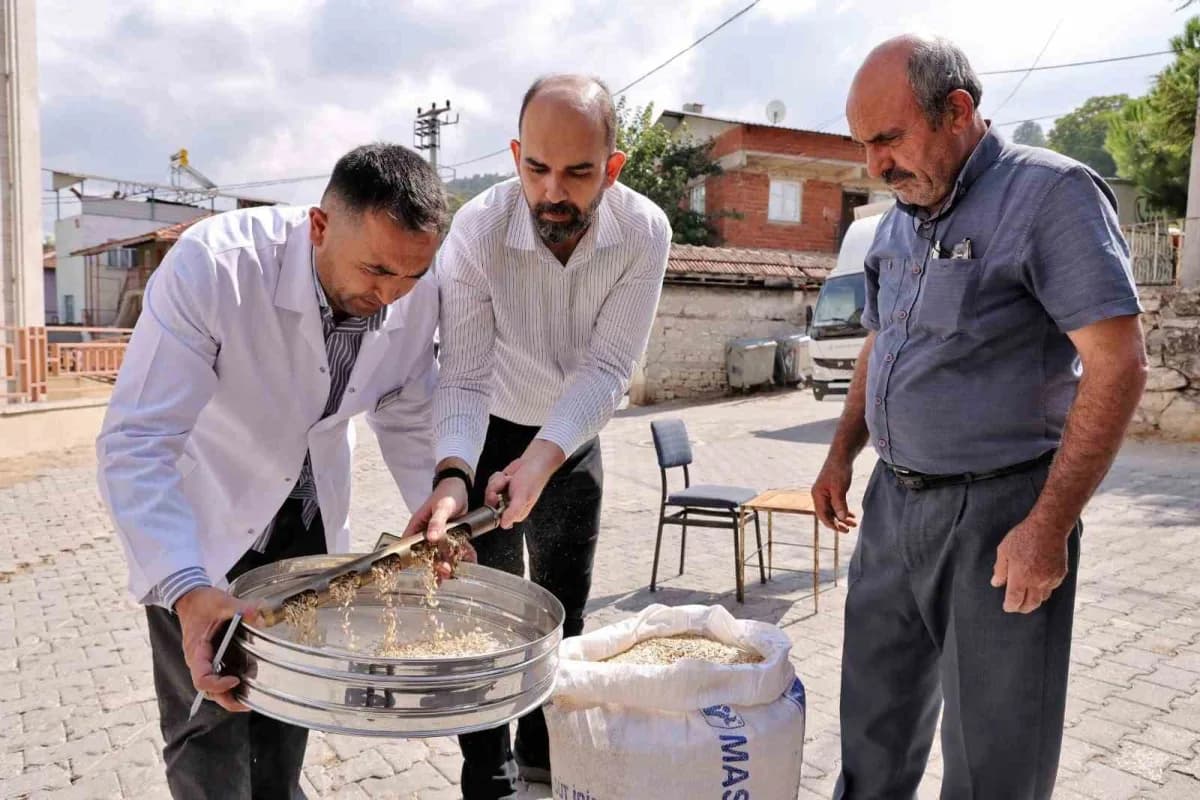 Büyükşehir Belediyesi'nin tohum, hasat ve mahsul alım desteği verdiği üreticiden aldığı siyez buğdayından ürettiği ekmek