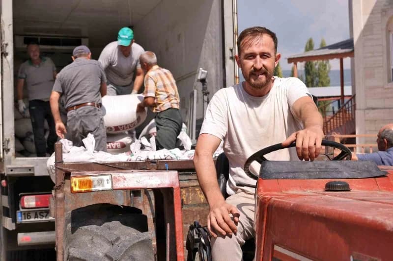 Büyükşehir Belediyesi'nin tohum, hasat ve mahsul alım desteği verdiği üreticiden aldığı siyez buğdayından ürettiği ekmek