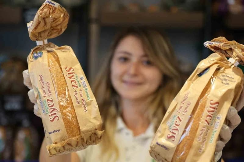 Büyükşehir Belediyesi'nin tohum, hasat ve mahsul alım desteği verdiği üreticiden aldığı siyez buğdayından ürettiği ekmek