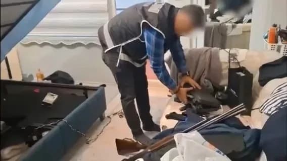 Ekipler tarafından Nilüfer, Osmangazi ve Yıldırım ilçelerinde bulunan toplam 12 adrese eş zamanlı operasyon düzenlendi.