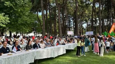 Bursa'da düzenlenen Diyabet Şenliği'nde çocuklar ve aileler bir arada eğleniyor ve farkındalık etkinliklerine katılıyor