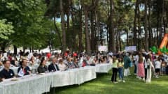 Bursa'da düzenlenen Diyabet Şenliği'nde çocuklar ve aileler bir arada eğleniyor ve farkındalık etkinliklerine katılıyor
