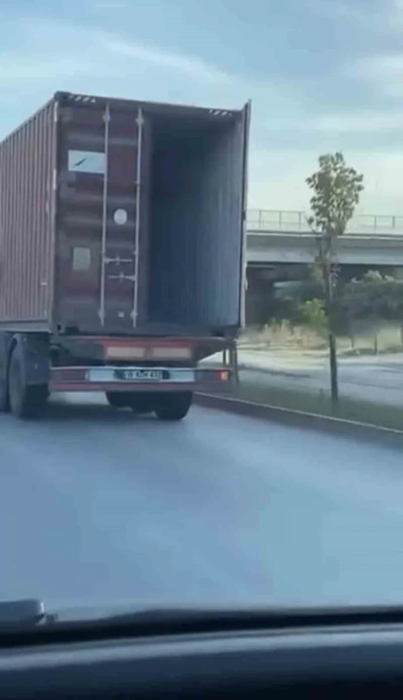 Bursa Osmangazi ilçesinde seyir halindeki tırın açık kalan dorse kapağı trafikte tehlike oluşturdu