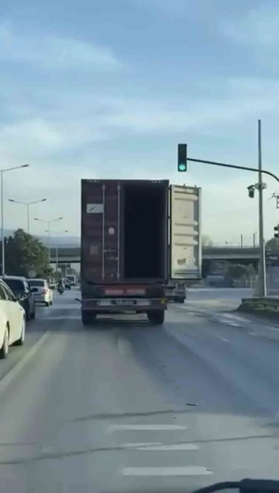 Bursa’da tırın açık kalan dorse kapağı tehlike saçtı