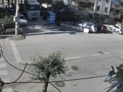 Bursa Mudanya'da dar sokakta dönüş yapan tırın giysi toplama kutusuna çarpması sonucu oluşan hasar
