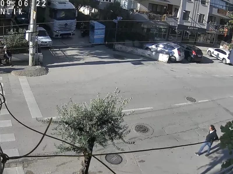Bursa Mudanya'da dar sokakta dönüş yapan tırın giysi toplama kutusuna çarpması sonucu oluşan hasar