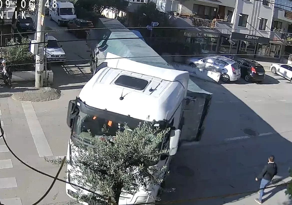 Bursa'da dar sokaktan dönüş yapmak isteyen tır, manevra sırasında yol kenarında bulunan giysi toplama kutusuna çarptı. K