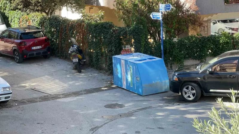 Bursa'da dar sokaktan dönüş yapmak isteyen tır, manevra sırasında yol kenarında bulunan giysi toplama kutusuna çarptı. K