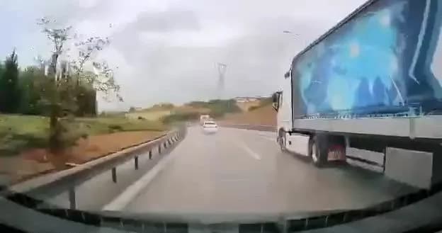 Bursa Osmangazi'de yağışlı havada bariyerlere çarpan aracın kazadan sonraki hali