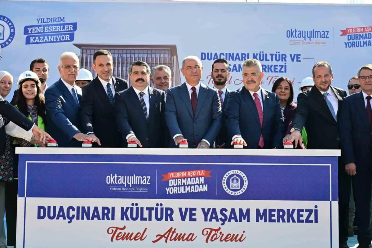 Bursa Yıldırım’da temel atma töreni yapılan Duaçınarı Kültür ve Yaşam Merkezi inşaat alanı ve protokol üyeleri