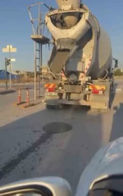 Bursa Nilüfer Özlüce Mahallesi’nde seyir halindeki beton mikserinden yola beton dökülmesi