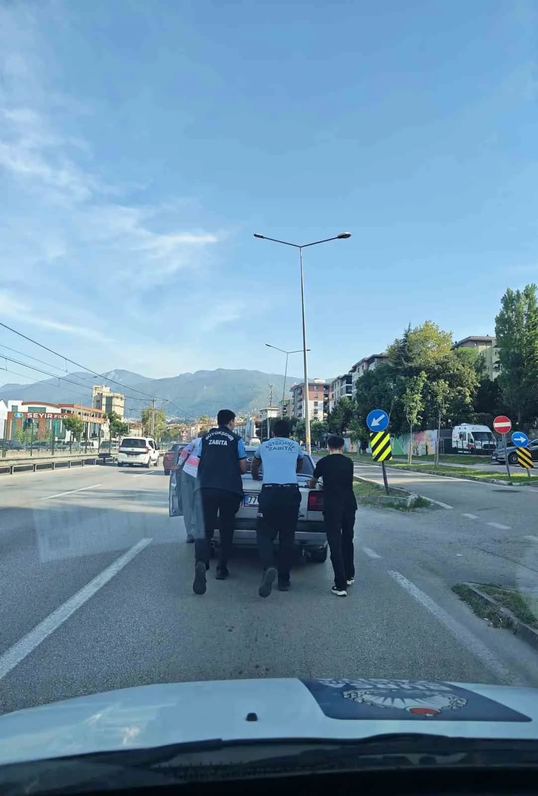 Bursa’da zabıta ekipleri yakıtı biten aracın arkasında aracı itiyor