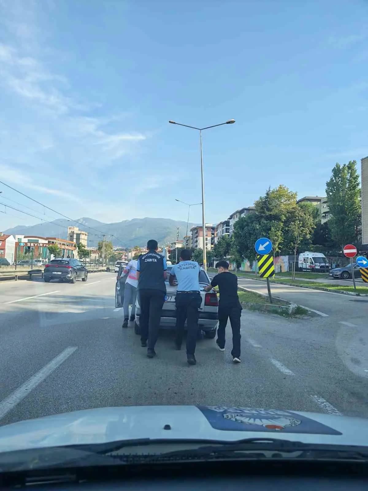 Bursa'da yakıtı bittiği için yolda kalan sürücünün yardımına Zabıta ekipleri koştu. Yolda kalan aracı farkeden Bursa Büy