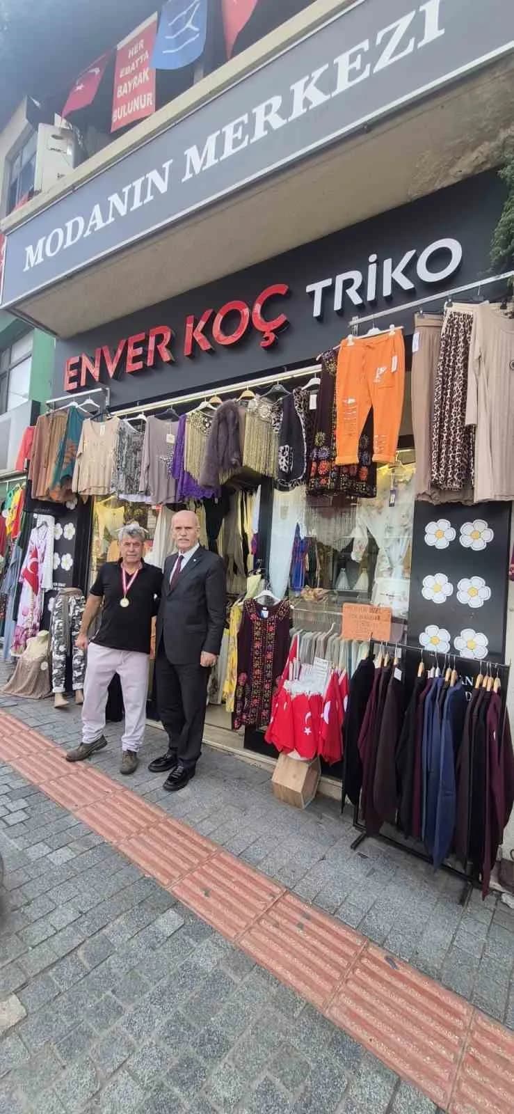 Recep Altepe, ulusal ve uluslararası maratonlarda Bursa’yı başarıyla temsil eden atlet ve çarşı esnafı Enver Koç’u ziyar