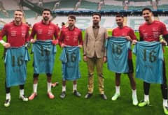 Bursaspor Başkanı Enes Çelik, A Milli Takım antrenmanında milli futbolculara Fetih forması hediye ediyor