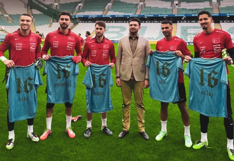 Bursaspor Başkanı Enes Çelik, A Milli Takım antrenmanında milli futbolculara Fetih forması hediye ediyor