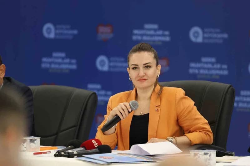 Antalya Büyükşehir Belediyesi Başkan Vekili Büşra Özdemir, beraberinde bürokrat ve daire başkanlarıyla Serik ilçesinde m