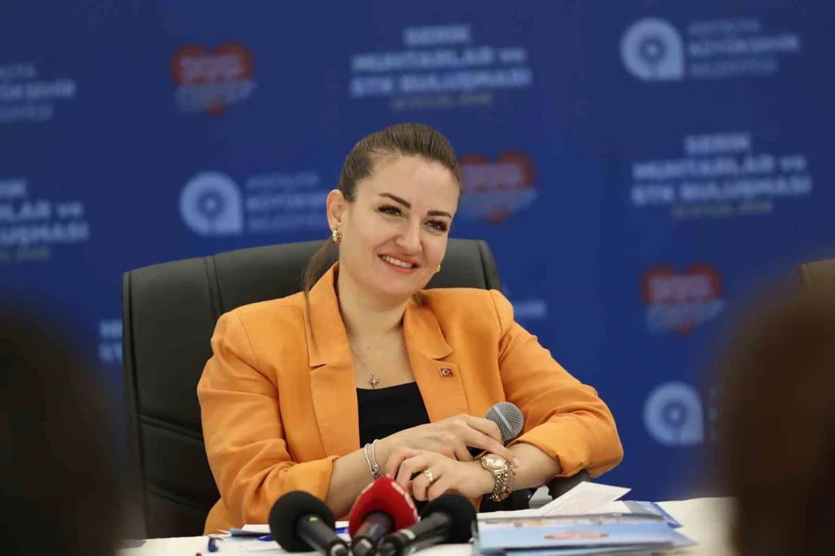 Antalya Büyükşehir Belediyesi Başkan Vekili Büşra Özdemir, beraberinde bürokrat ve daire başkanlarıyla Serik ilçesinde m