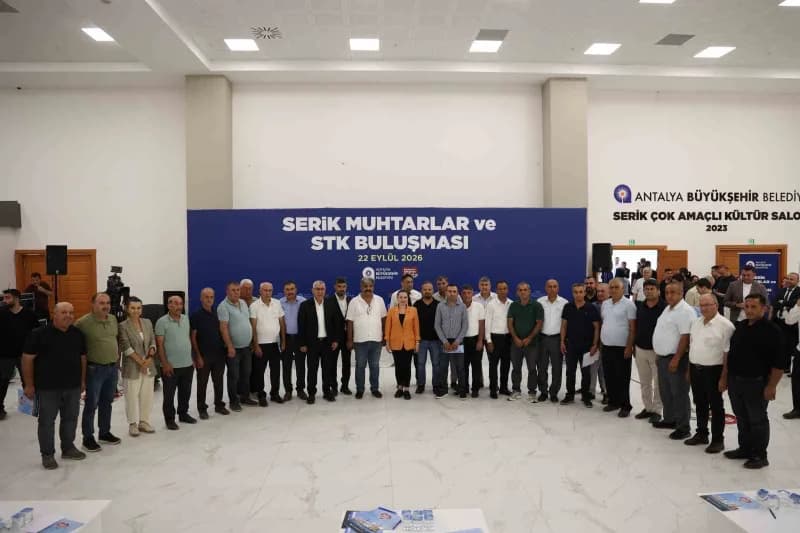 Büşra Özdemir Serik ilçesinde muhtarlarla toplantıda konuşuyor