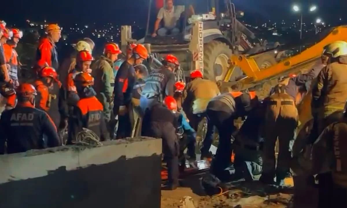 Büyükçekmece'de inşaat alanında meydana gelen göçüğün altında kalan 1 kişiyi kurtarma çalışmaları devam ediyor.