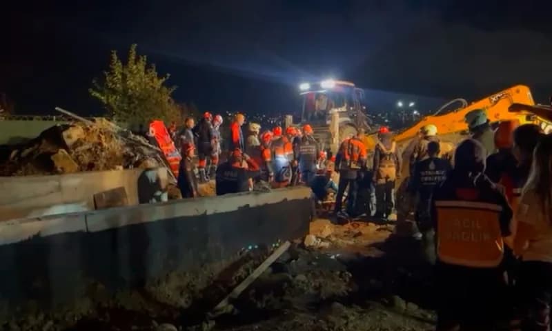 Büyükçekmece'de inşaat alanında meydana gelen göçüğün altında kalan 1 kişiyi kurtarma çalışmaları devam ediyor.