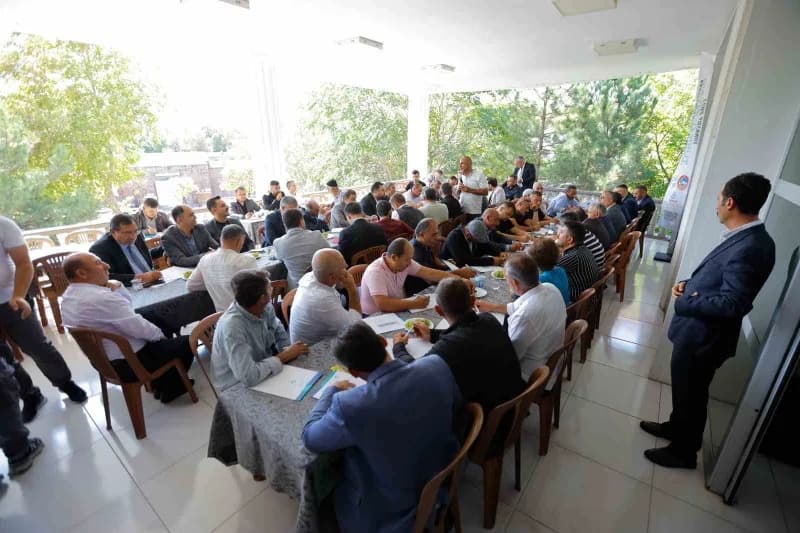 Kayseri Büyükşehir Belediye Başkanı Dr. Memduh Büyükkılıç, İncesu ve Yeşilhisar ilçelerinde mahalle muhtarlarıyla bir ar
