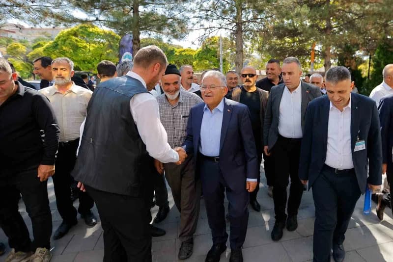Kayseri Büyükşehir Belediye Başkanı Dr. Memduh Büyükkılıç, İncesu ve Yeşilhisar ilçelerinde mahalle muhtarlarıyla bir ar