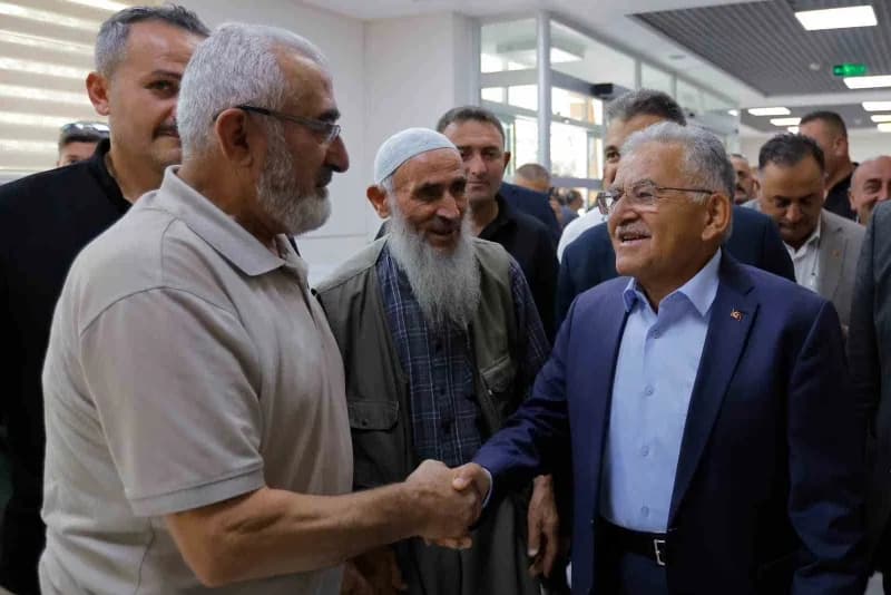 Kayseri Büyükşehir Belediye Başkanı Dr. Memduh Büyükkılıç, İncesu ve Yeşilhisar ilçelerinde mahalle muhtarlarıyla bir ar