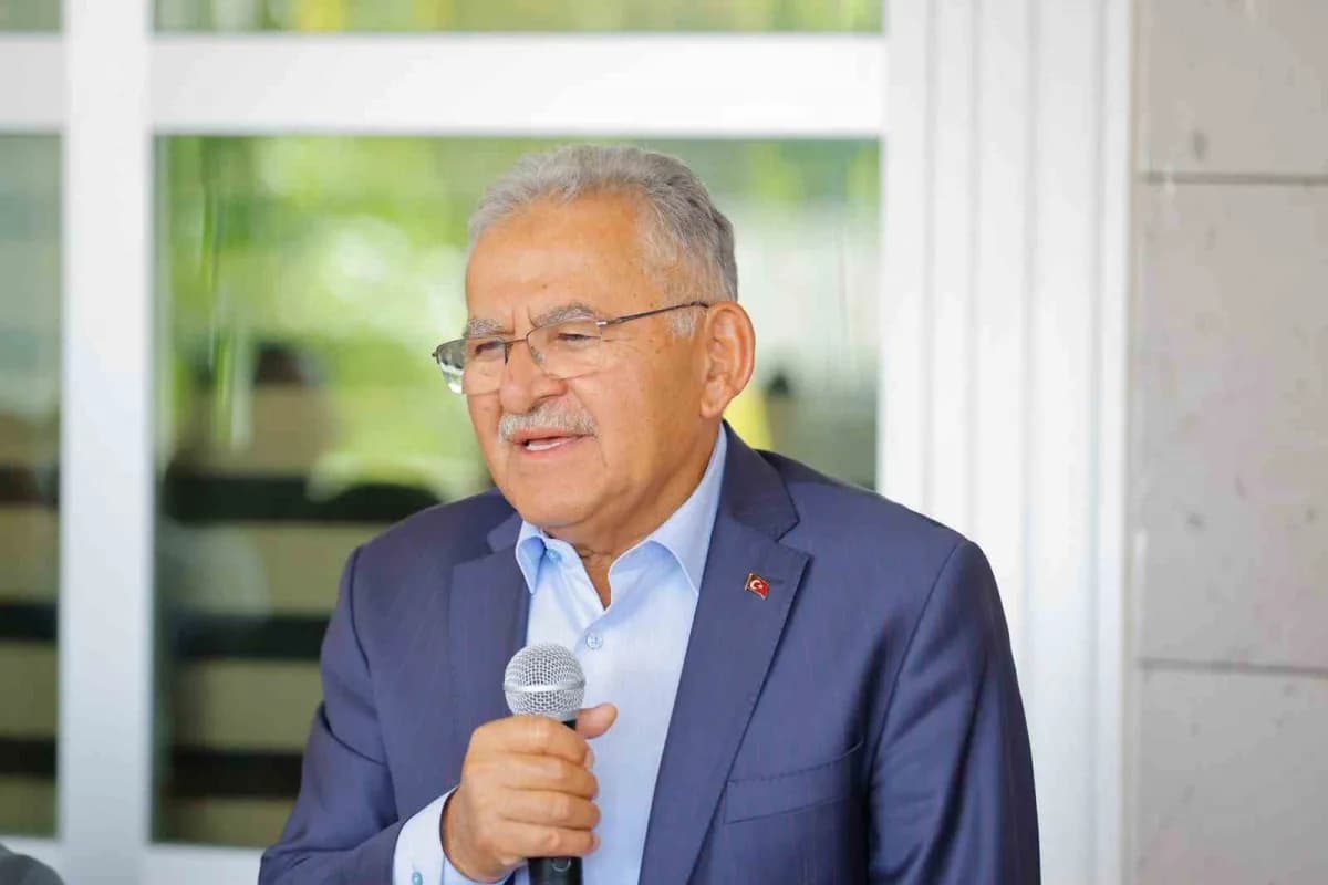 Kayseri Büyükşehir Belediye Başkanı Dr. Memduh Büyükkılıç, İncesu ve Yeşilhisar ilçelerinde mahalle muhtarlarıyla bir ar