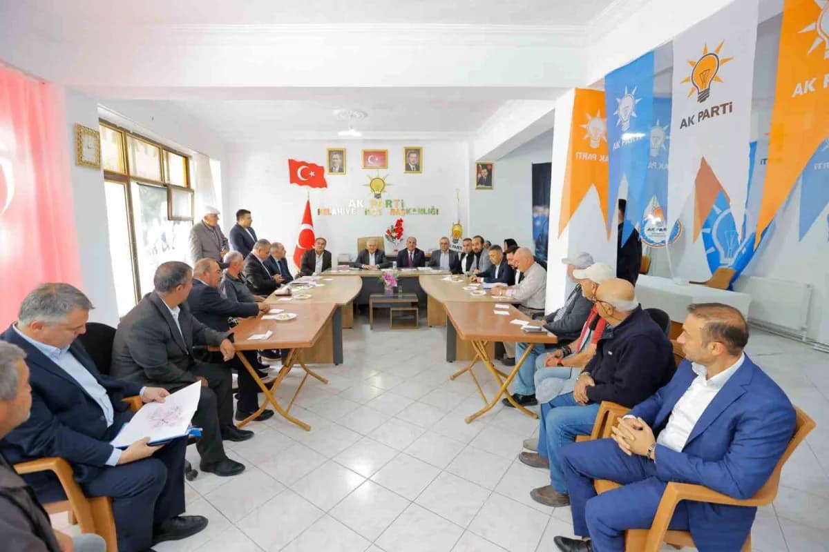 Başkan Memduh Büyükkılıç, Kayseri ilçelerinde muhtarlar ve belediye yetkilileriyle toplantı yaparken