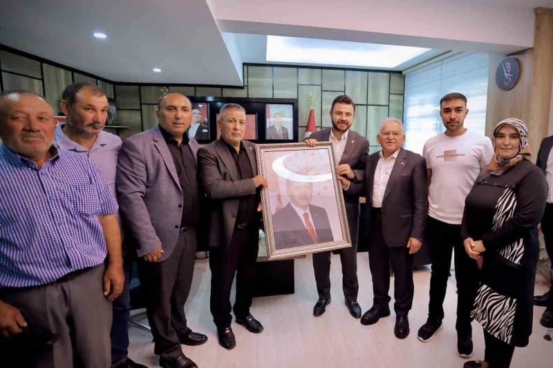 Kayseri Büyükşehir Belediye Başkanı Dr. Memduh Büyükkılıç, Felahiye, Özvatan ve Akkışla’da gerçekleştirdiği temaslarla İ