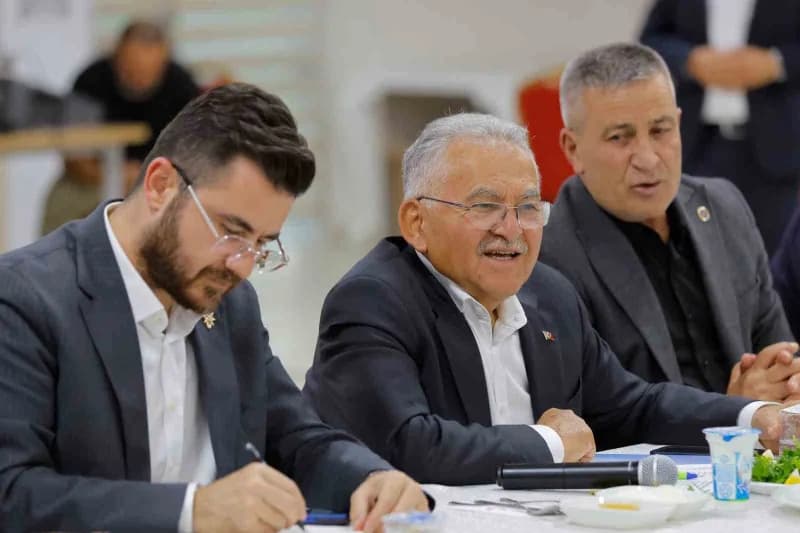 Kayseri Büyükşehir Belediye Başkanı Dr. Memduh Büyükkılıç, Felahiye, Özvatan ve Akkışla’da gerçekleştirdiği temaslarla İ