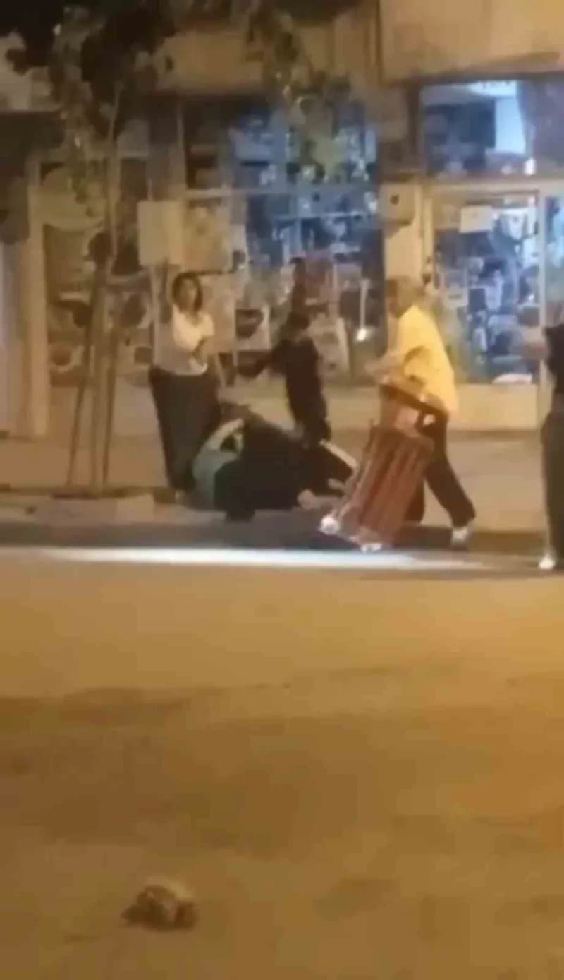 Karabük’te iki grup arasında cadde ortasında çıkan sopalı kavgada 1 kişi yaralandı.