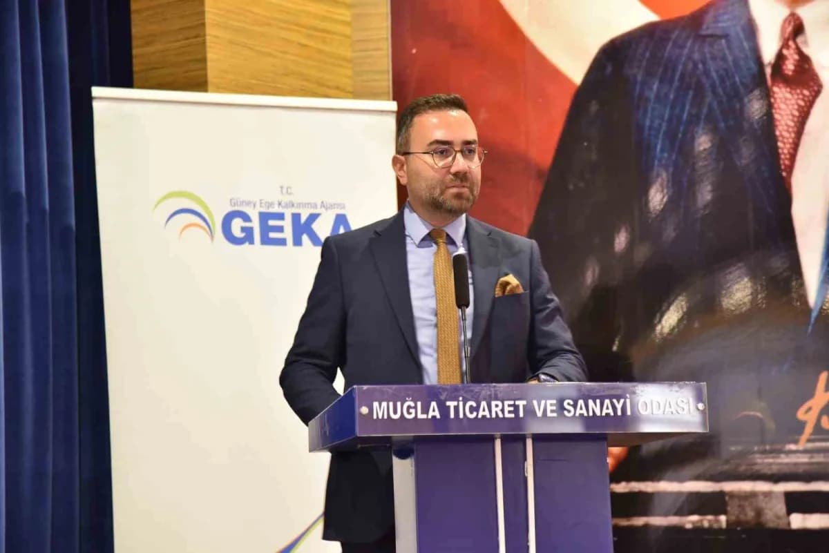 Muğla’da düzenlenen Çam Balı Çalıştayı’nda katılımcılar sunum yaparken