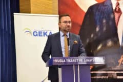 Muğla’da düzenlenen Çam Balı Çalıştayı’nda katılımcılar sunum yaparken