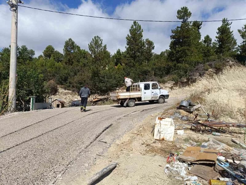 Çameli Belediyesi Fen İşleri Müdürlüğü ekipleri, belediyenin kendi araç, makine ve ekipmanlarıyla Yeni Mahalle’de asfalt