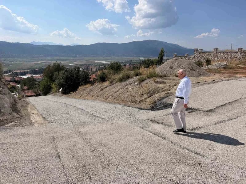 Çameli Belediyesi ekipleri Yeni Mahalle sokaklarında asfalt serimi yapıyor