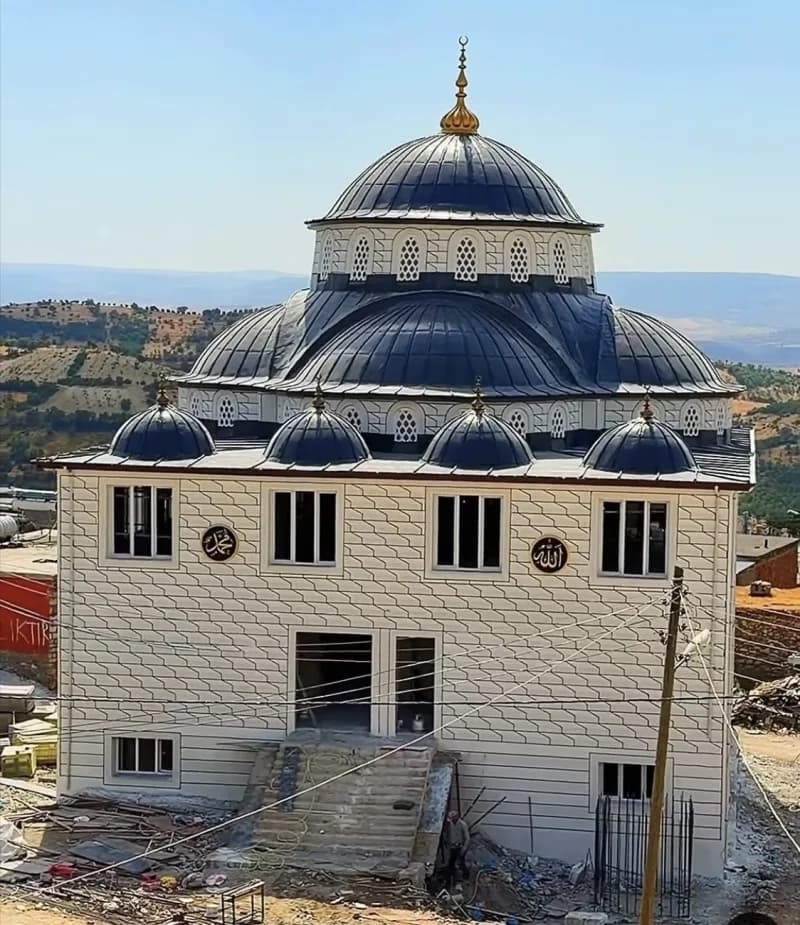 Almanya'da yaşayan Diyarbakır Çermikli işadamı Halit Demiroğlu, memleketinde yapılan camii inşaatına 100 bin lira bağışt