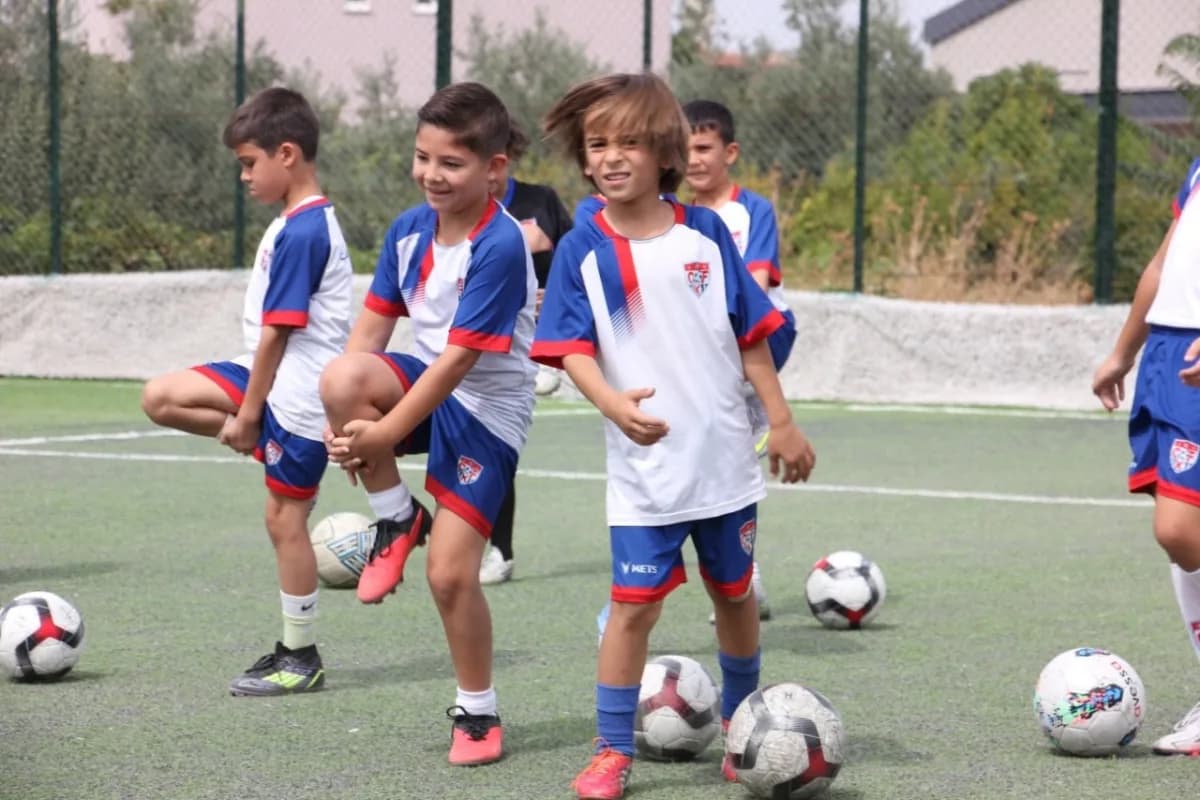 Denizli'de 20 yıldır üst liglerde mücadele eden takımlara kazandırdığı futbolcularla dikkat çeken Çamlık Futbol Kulübü,