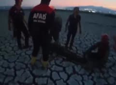 Kahramanmaraş İmran Kılınç Köprüsü altında çamura saplanan vatandaşın kurtarılması için ekiplerin çalışması