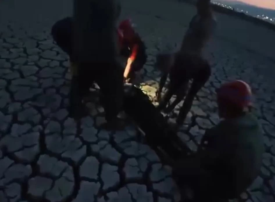 Kahramanmaraş’ta köprü altındaki çamurluk alanda mahsur kalan yaşlı vatandaş, ekiplerin çalışmasıyla kurtarıldı.