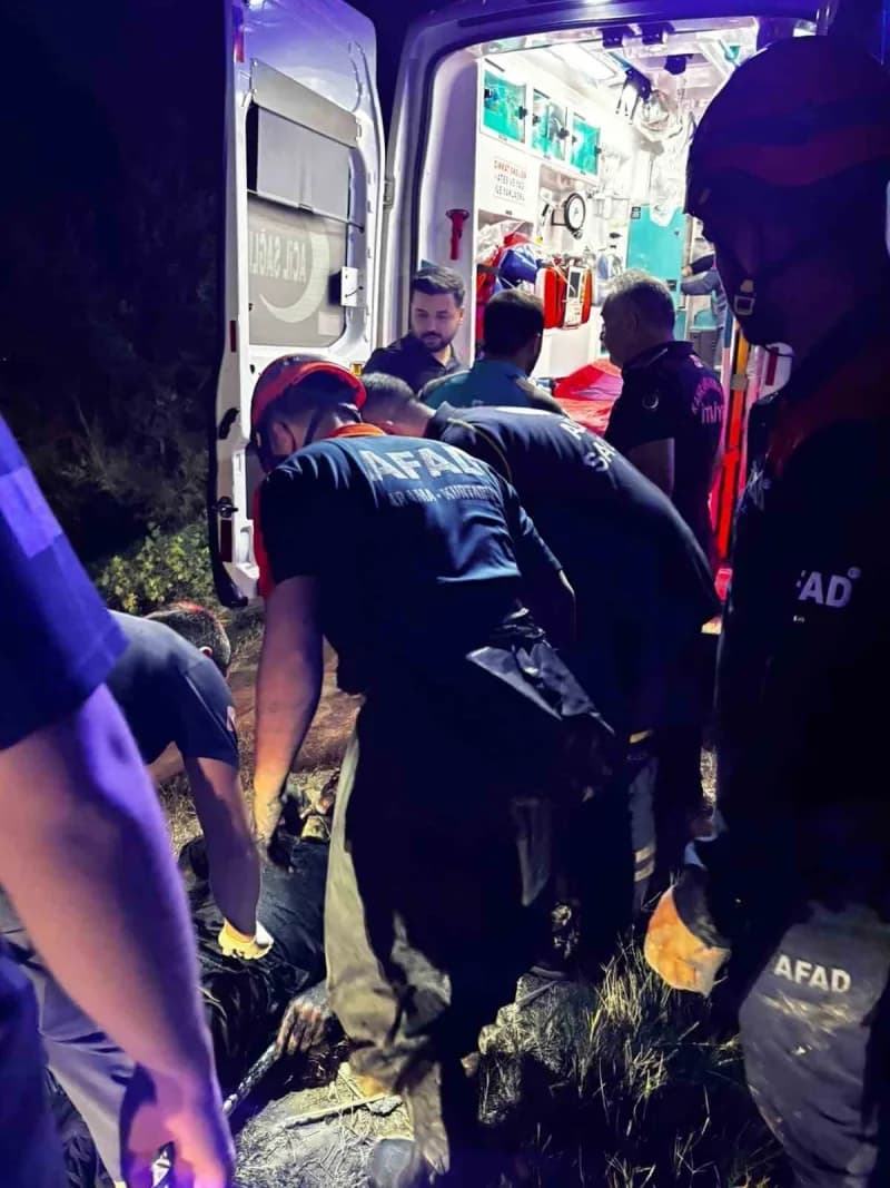 Kahramanmaraş’ta köprü altındaki çamurluk alanda mahsur kalan yaşlı vatandaş, ekiplerin çalışmasıyla kurtarıldı.