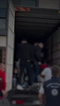 Çanakkale’de düzensiz göçmen operasyonunda yakalanan göçmenler ve ele geçirilen malzemeler