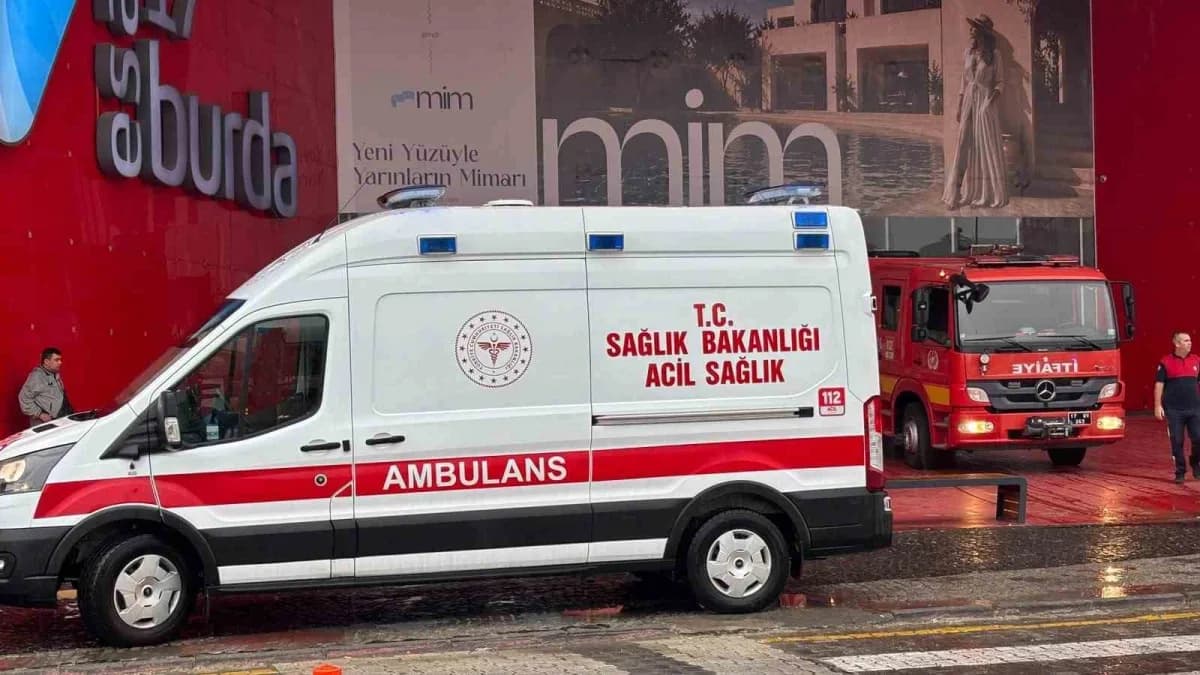 Çanakkale’de, 17 Burda AVM’deki Teknosa Mağazasında çıkan yangın itfaiye ekiplerinin müdahalesiyle söndürüldü.