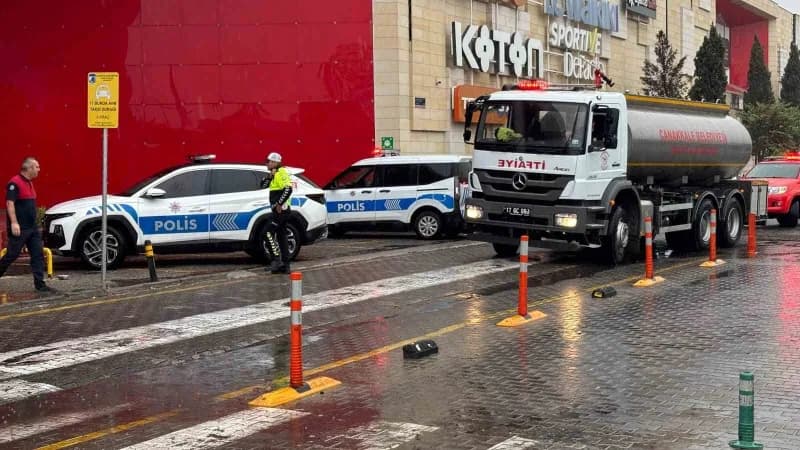 Çanakkale’de, 17 Burda AVM’deki Teknosa Mağazasında çıkan yangın itfaiye ekiplerinin müdahalesiyle söndürüldü.