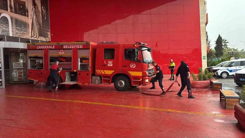 Çanakkale’de, 17 Burda AVM’deki Teknosa Mağazasında çıkan yangın itfaiye ekiplerinin müdahalesiyle söndürüldü.