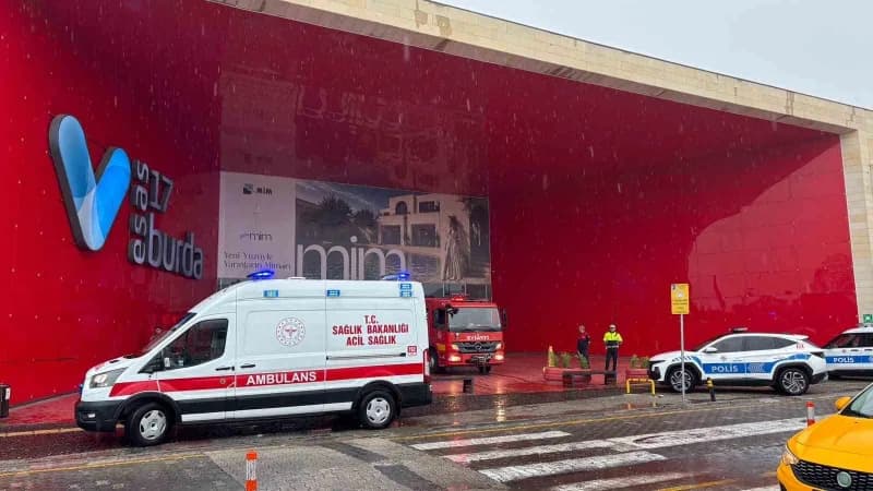 Çanakkale 17 Burda AVM'deki Teknosa mağazasında çıkan yangına müdahale eden itfaiye ekipleri