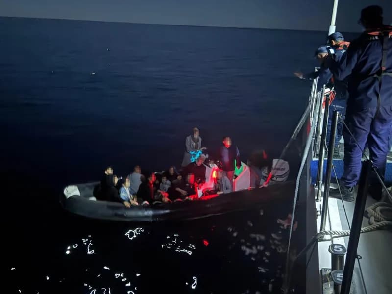 Çanakkale Gökçeada açıklarında arızalanan lastik bot ve Sahil Güvenlik ekipleri